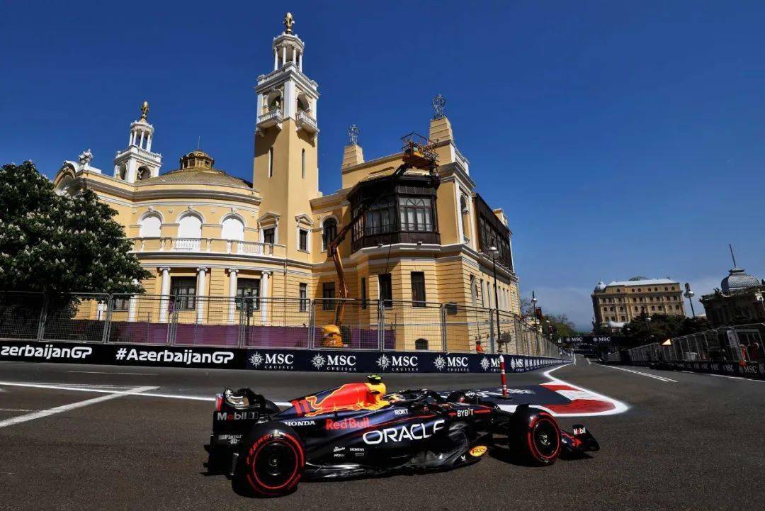 爱游戏登录入口-关于阿塞拜疆球员赛后庆祝取得胜利，合影留念的信息