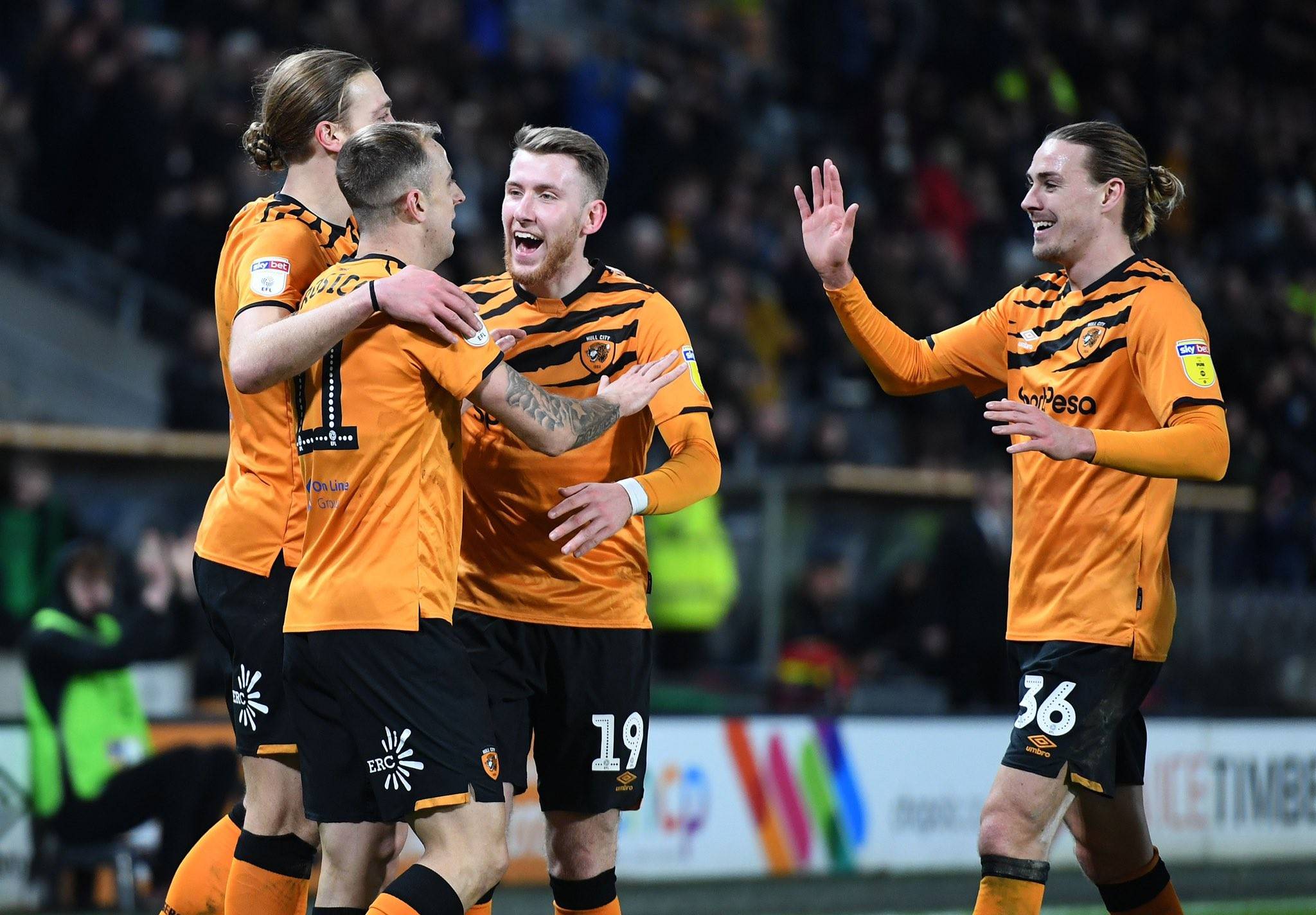 包含诺里奇城不敌对手，离保级线越来越远的词条