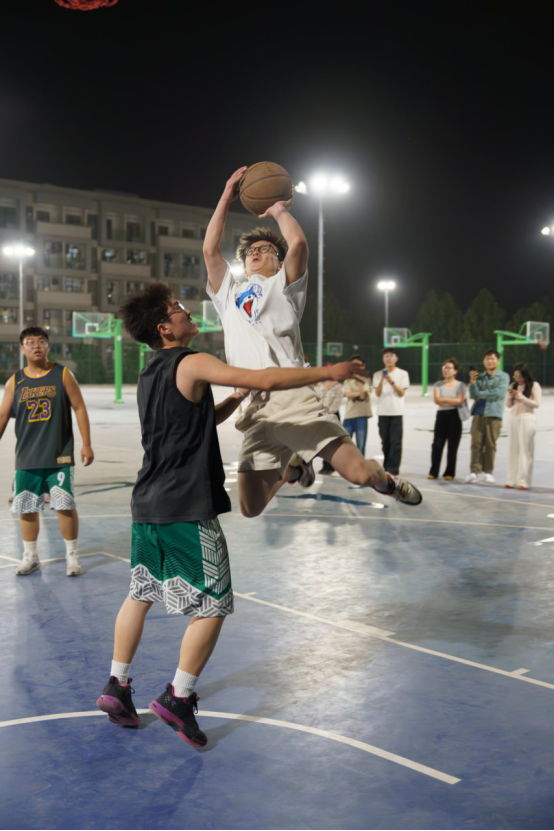 爱游戏官网-风采横溢！篮球赛场男神亮相