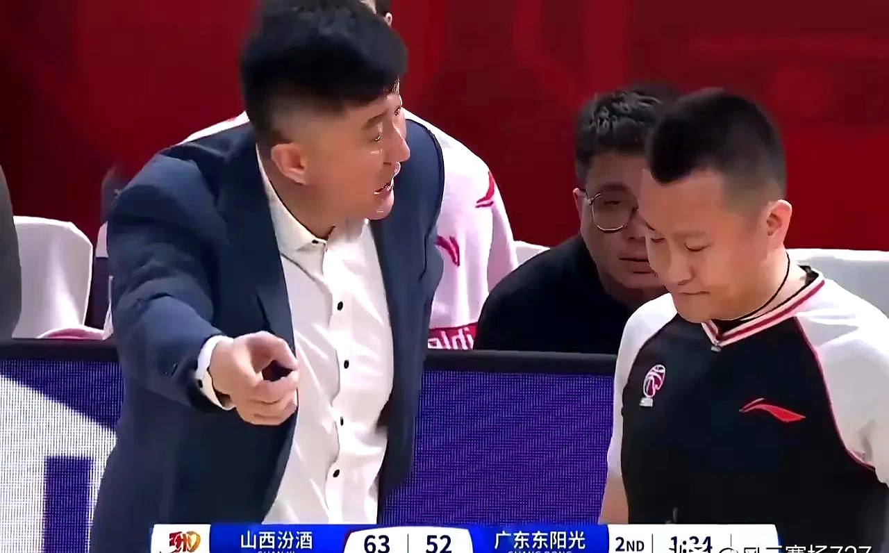 篮球联赛出现裁判失误，球队要求重新比赛