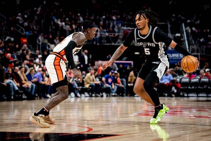 爱游戏在线登录-雄鹿战胜活塞，东部领跑位置不动摇