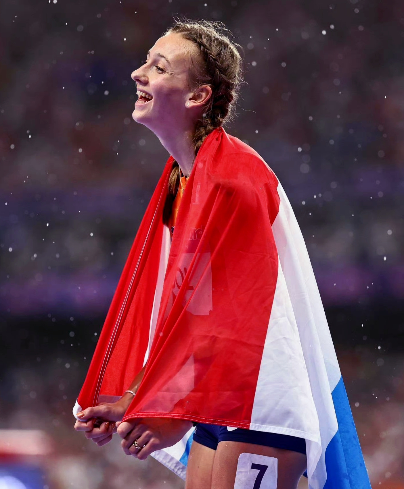 荷兰体操选手携手夺金，斩获团体冠军