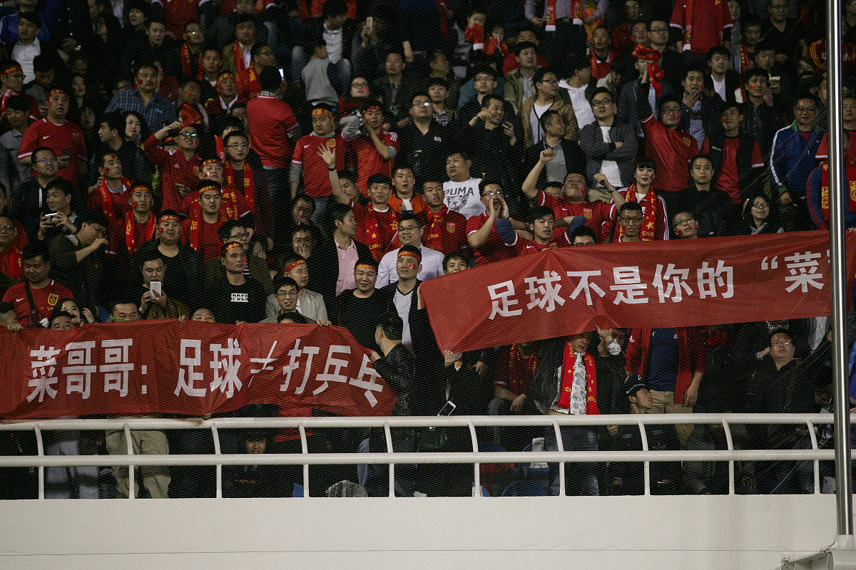 爱游戏官网-包含国内足球盛事嘉年华如火如荼，强队角逐，胜负难分！的词条