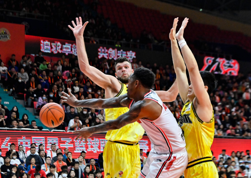 爱游戏官网-公牛稳健发挥双杀对手登上冠军宝座