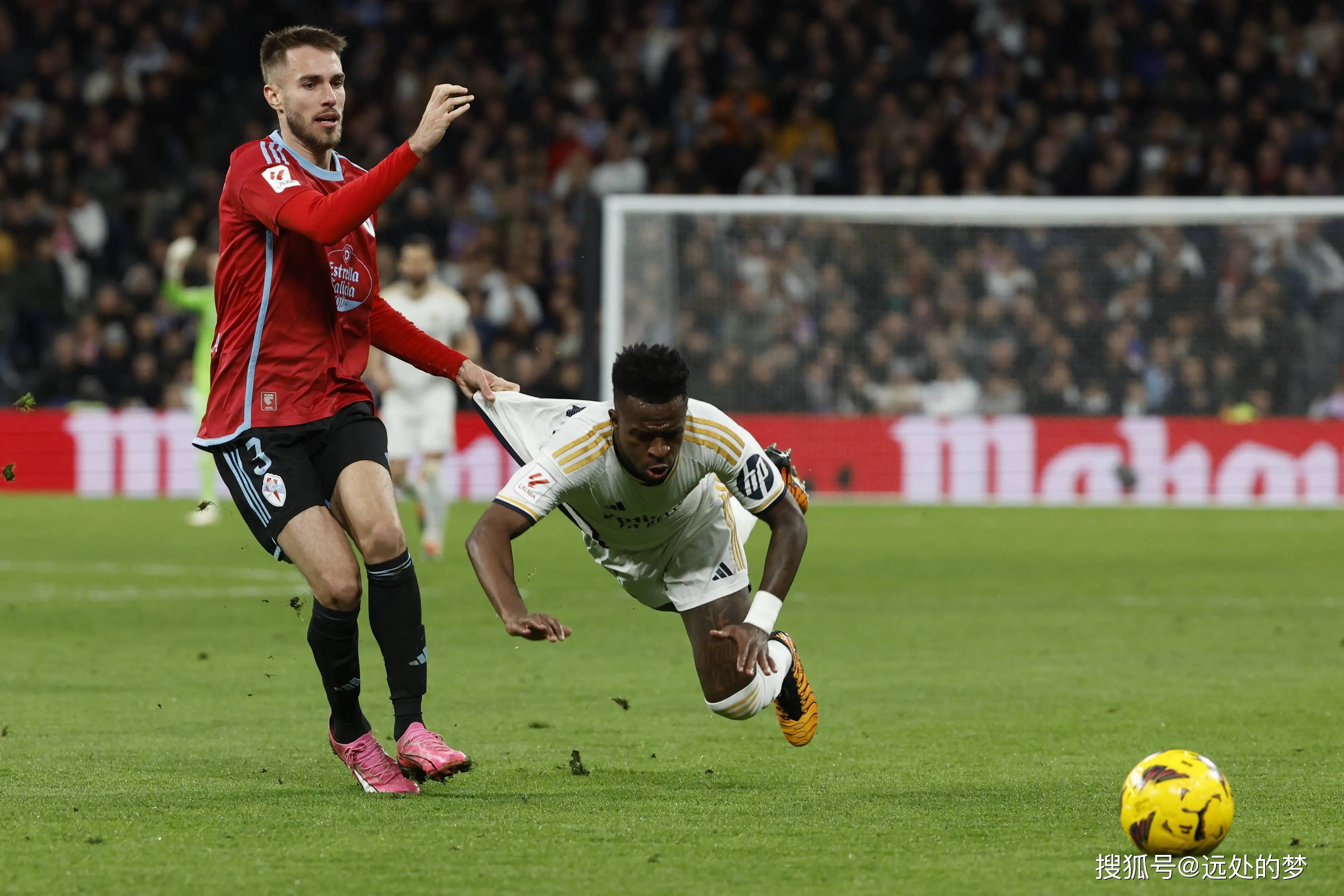 爱游戏官网入口-足球赛场上的大战正酣，谁胜谁负