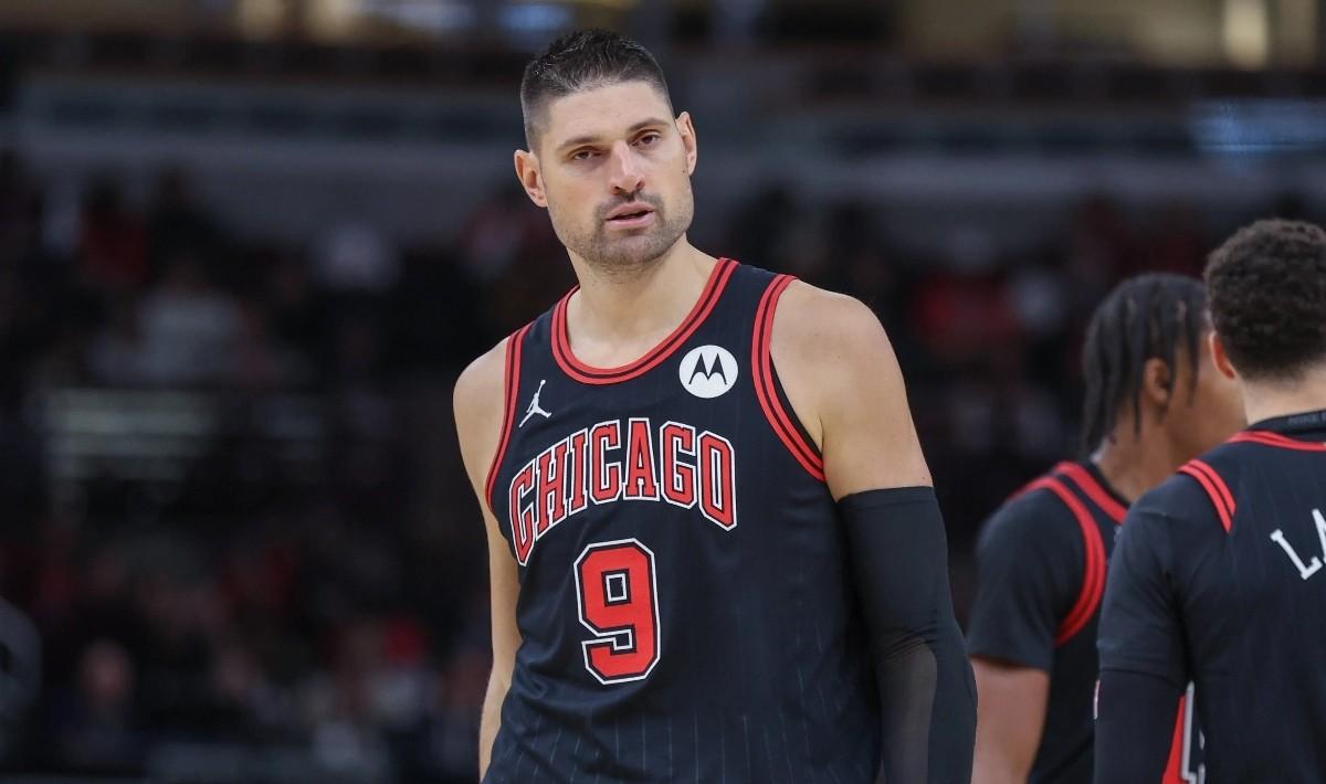 克里特队在场上全力追逐的简单介绍