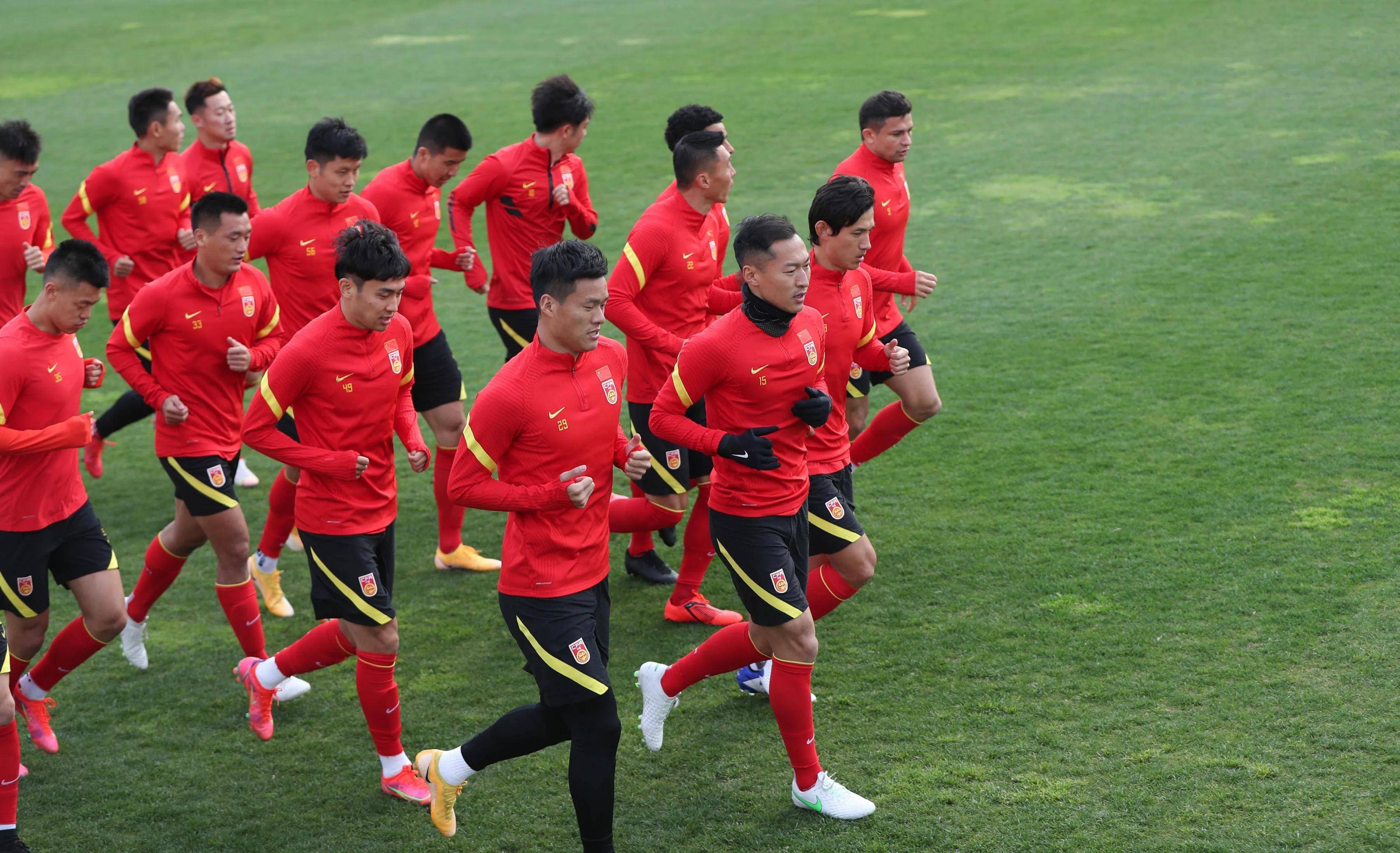 关于国内足坛竞争激烈，球员实力展现高水平的信息