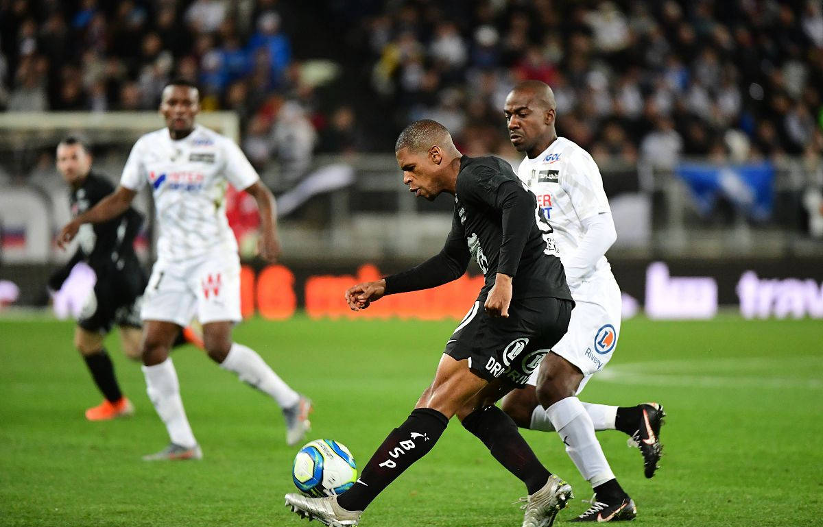 包含卡昂客场不敌巴黎，保级压力增大的词条