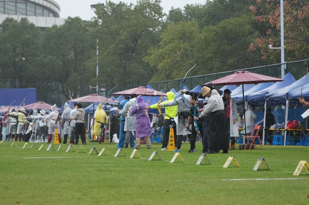 体育盛事吸引众多粉丝,气氛热烈的简单介绍 体育盛事吸引众多粉丝,气氛热烈的简单介绍