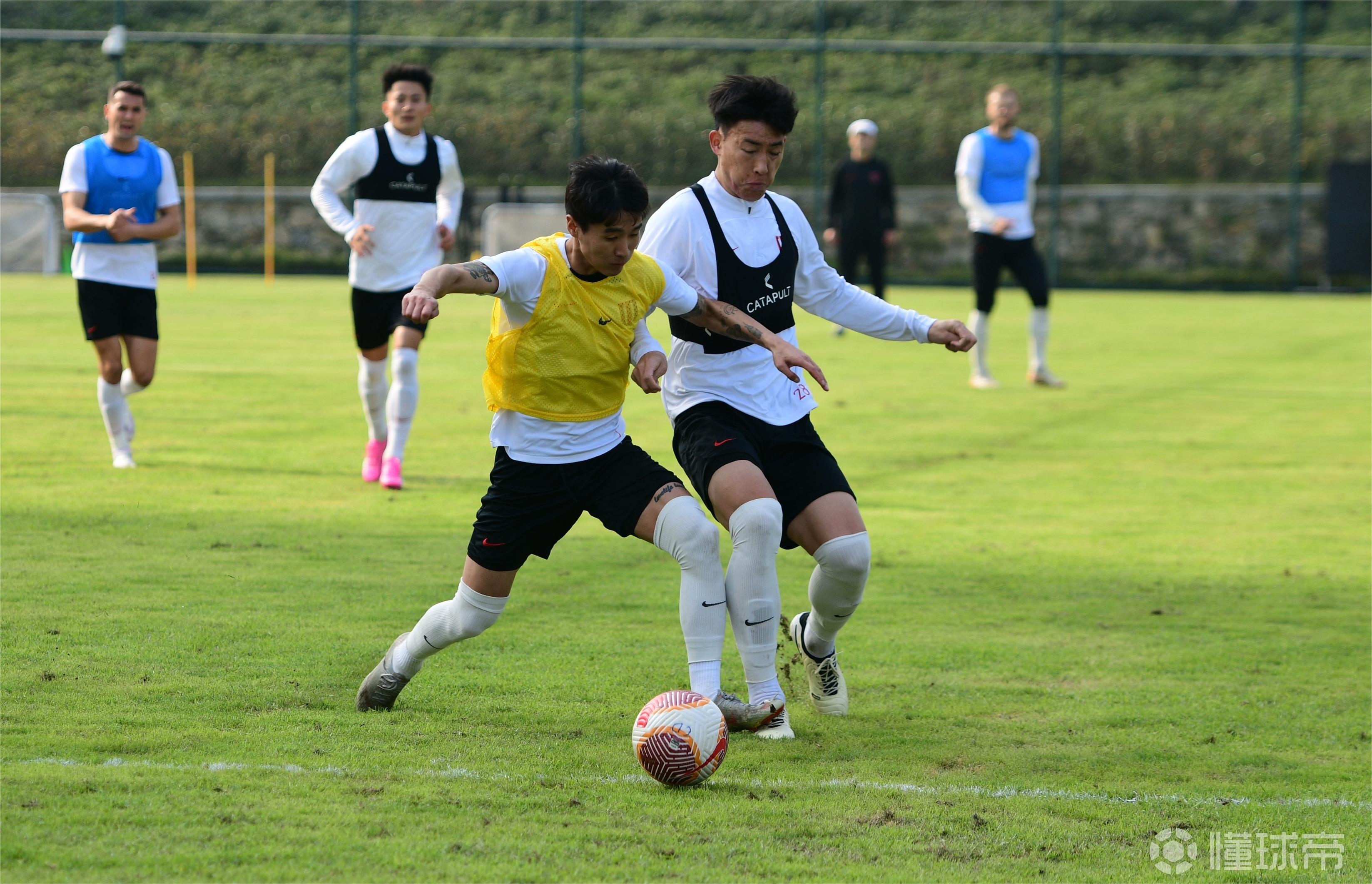 爱游戏app-包含国内职业足球比赛赛程密集紧张，球员们备战全力的词条