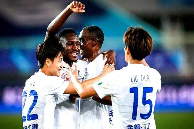 包含上海绿地申花不敌大连一方，保级前景岌岌可危的词条