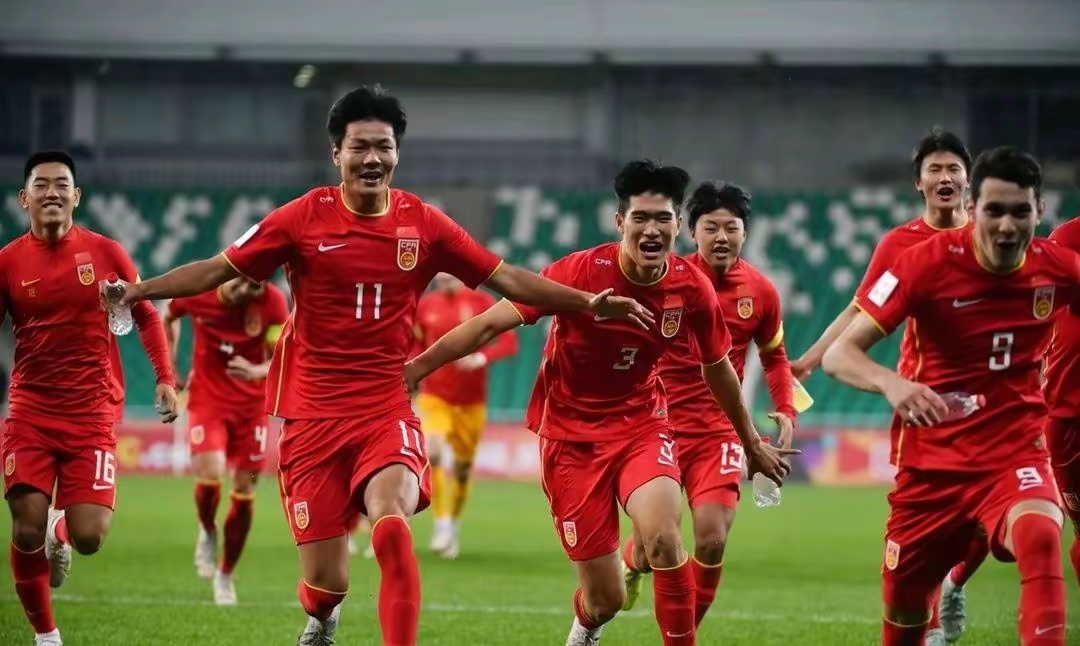 爱游戏中国官网-关于球迷关注球队人员变化，担忧球队实力下滑的信息