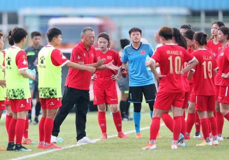爱游戏中国官网-全方位备战：女足教练组进行战术调整