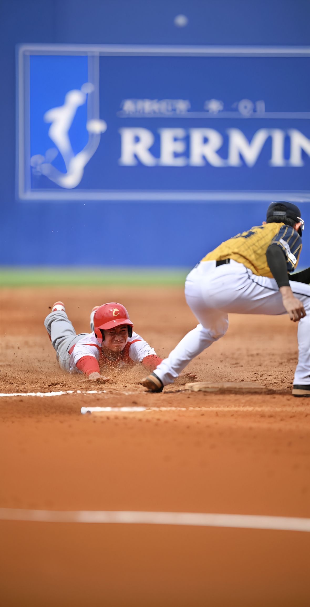 棒球赛上健儿展飒,投球击中靶心 棒球赛上健儿展飒,投球击中靶心