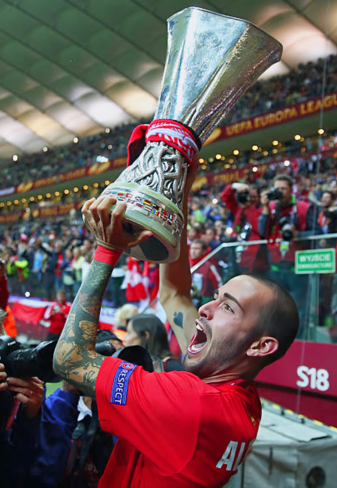 包含比利亚雷亚尔客场逆转赢球，士气高涨的词条